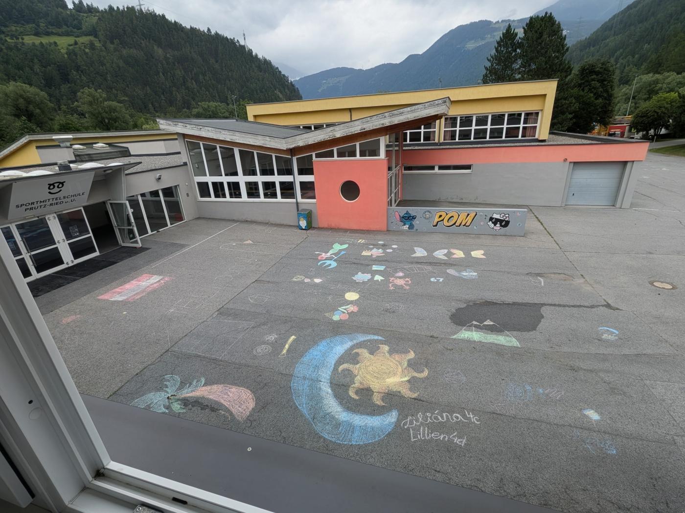 Schulhof1_Slide