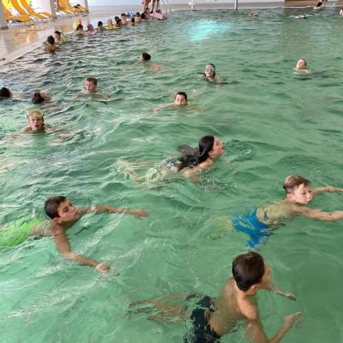 Kinder im Wasser