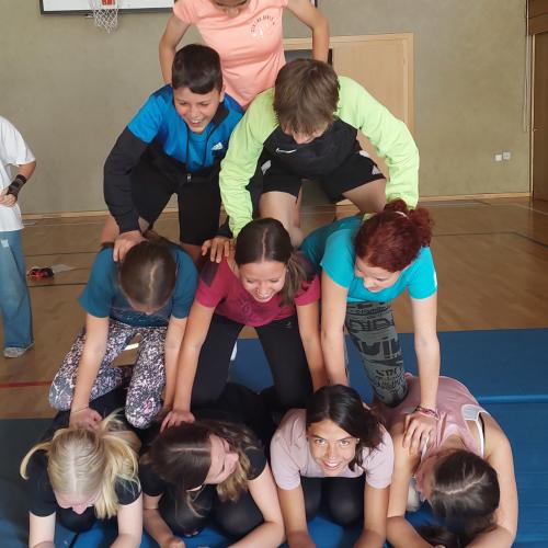 Pyramide mit Jungs