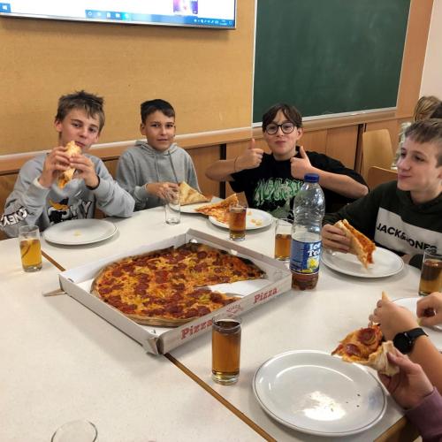 Buben 3b beim Pizza essen