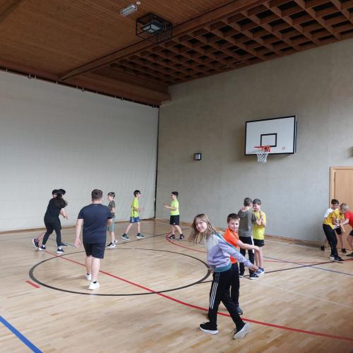 Schüler üben Selbstverteidigung