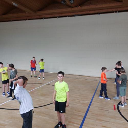 Schüler üben Selbstverteidigung