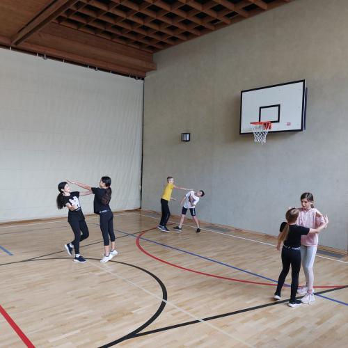 Schüler üben Selbstverteidigung