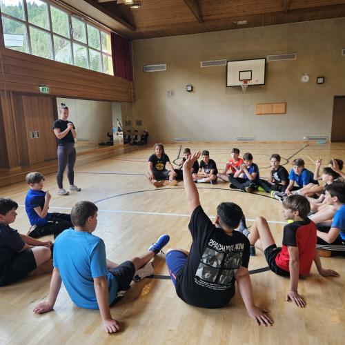 Schüler üben Selbstverteidigung
