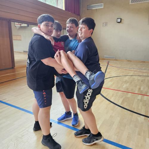 Schüler üben Selbstverteidigung