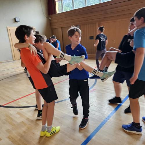 Schüler üben Selbstverteidigung