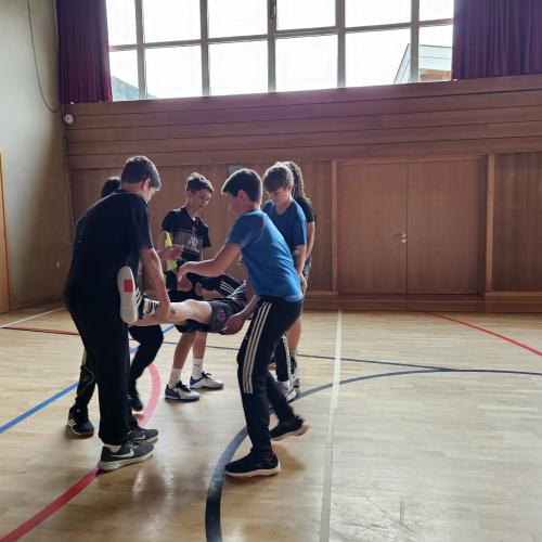 Schüler üben Selbstverteidigung