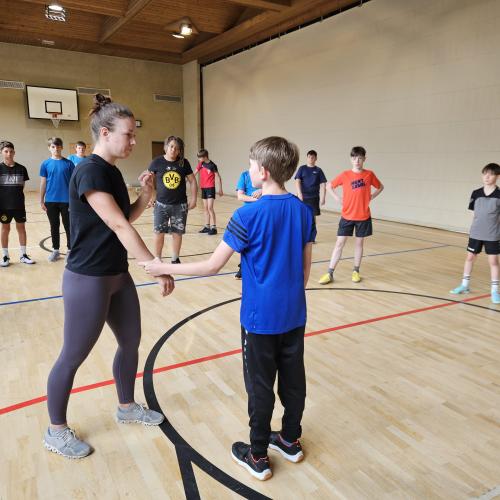 Schüler üben Selbstverteidigung