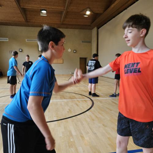 Schüler üben Selbstverteidigung