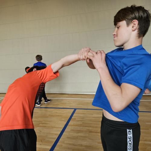 Schüler üben Selbstverteidigung