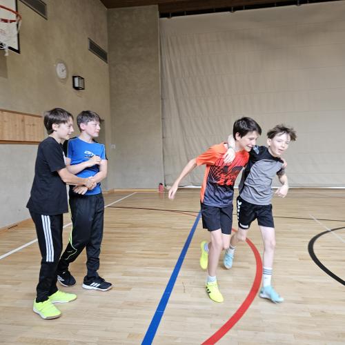Schüler üben Selbstverteidigung - Aufwärmen