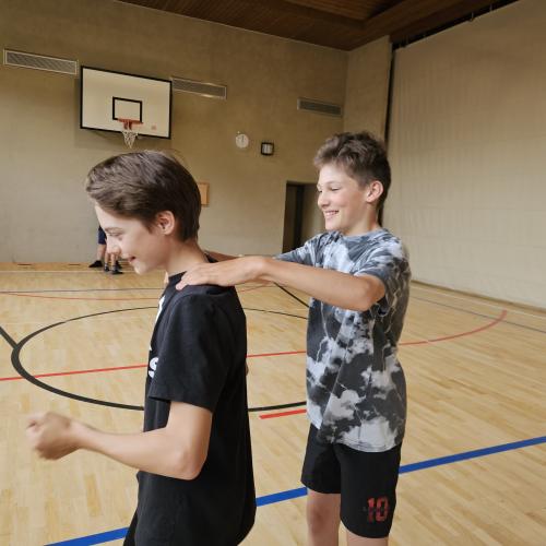 Schüler üben Selbstverteidigung