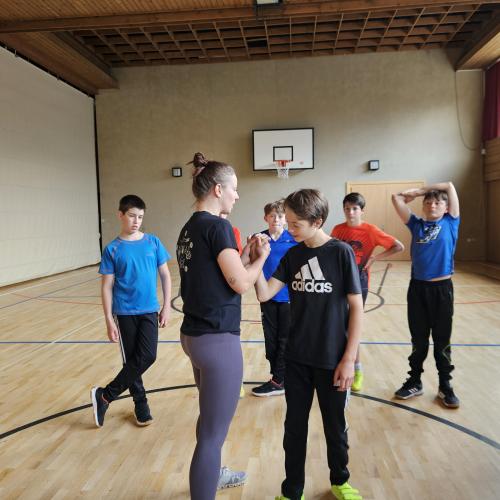 Schüler üben Selbstverteidigung