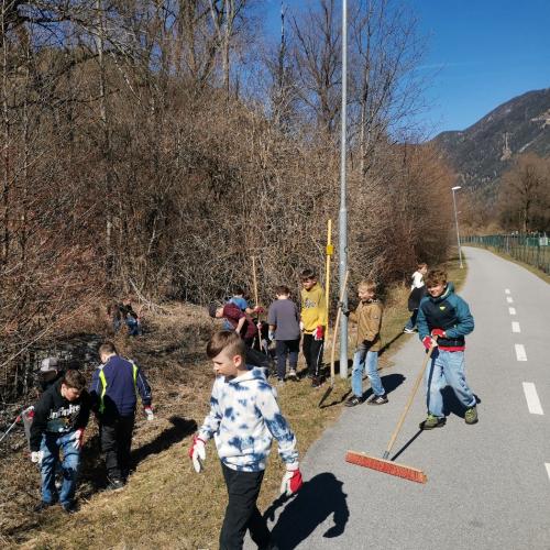 Kinder beim Dorfputz