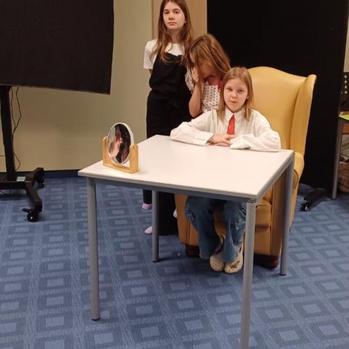 Schüler/innen spielen Theater