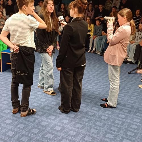 Schüler/innen spielen Theater