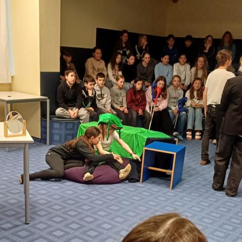 Schüler/innen spielen Theater