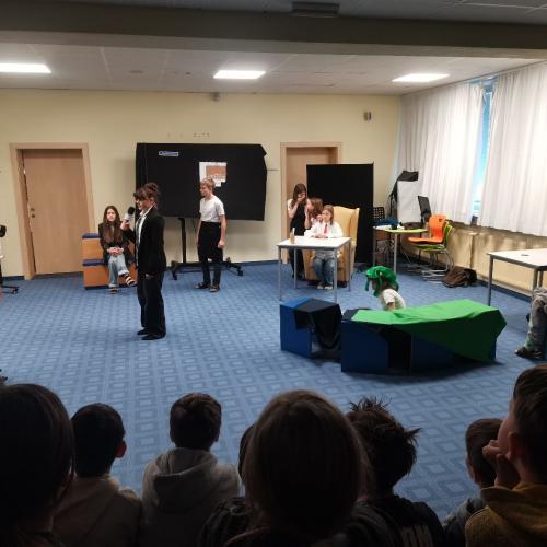Schüler/innen spielen Theater