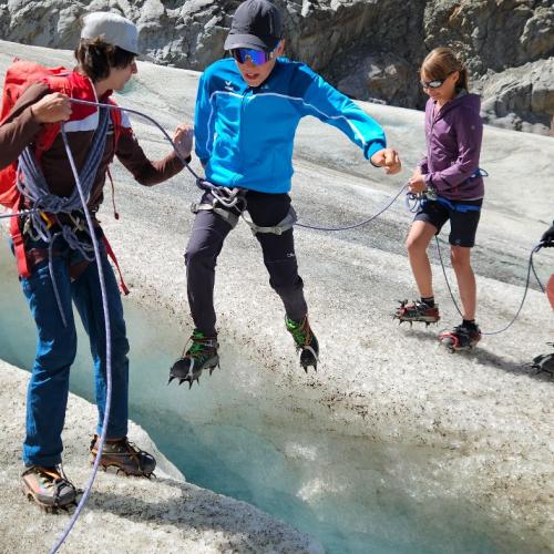 Schüler/innen unterwegs zum/am Gletscher