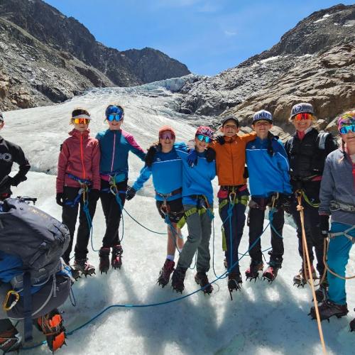 Schüler/innen unterwegs zum/am Gletscher