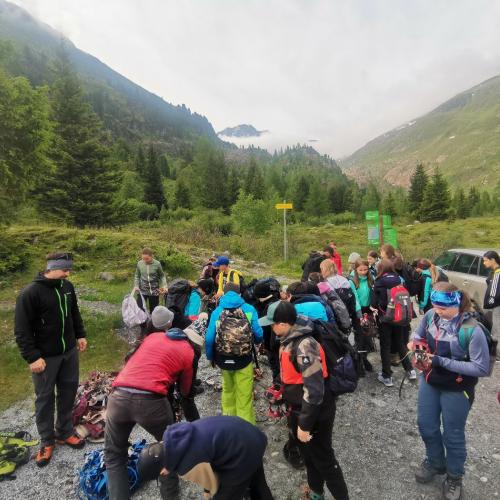 Schüler/innen unterwegs zum/am Gletscher