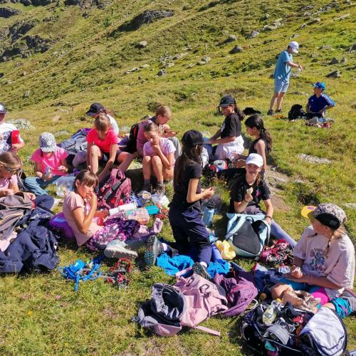 Schüler/innen unterwegs zum/am Gletscher