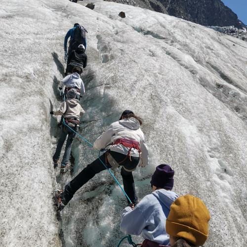 Schüler/innen unterwegs zum/am Gletscher