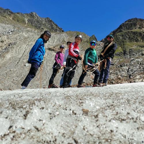 Schüler/innen unterwegs zum/am Gletscher