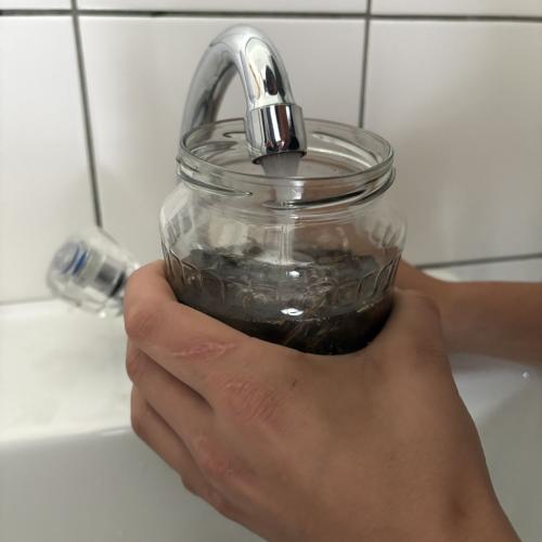 Probe mit Wasser füllen
