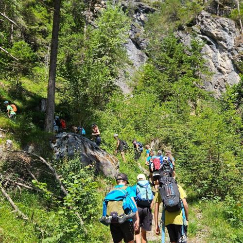 Schüler beim Wandern