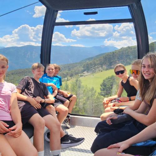 Schüler beim Liftfahren