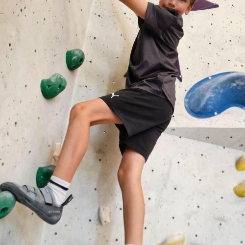 Schüler beim Klettern