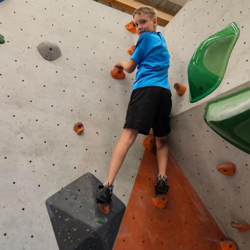 Nico beim Klettern
