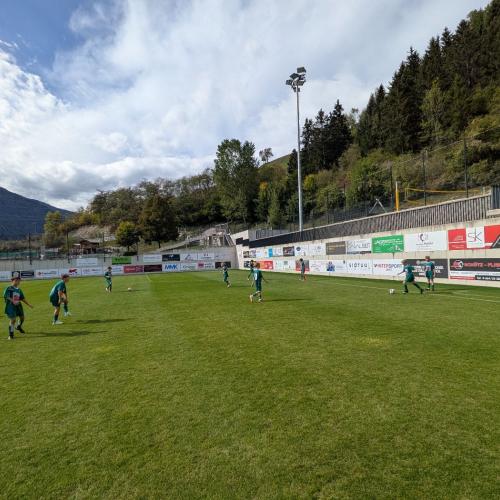 Schüler spielen Fussball
