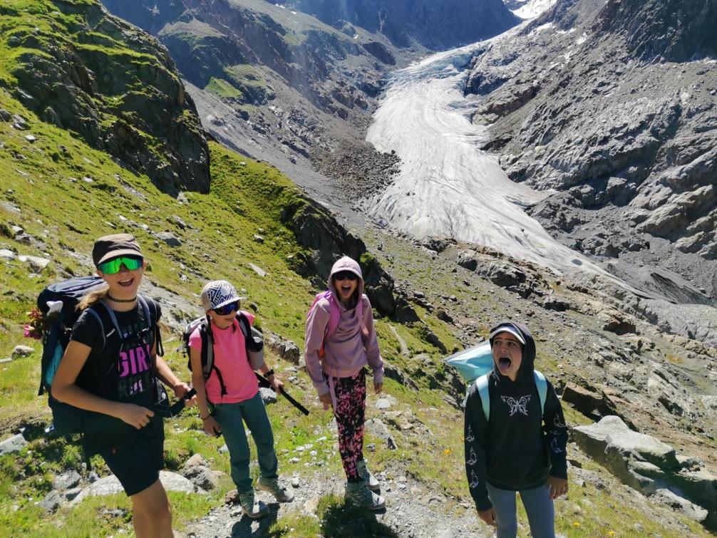 Schüler/innen unterwegs zum/am Gletscher