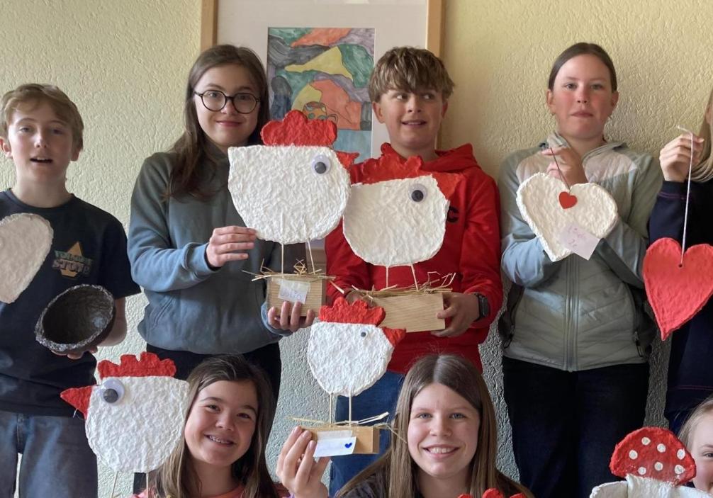 Die 2c machten aus Altpapier nicht nur Hennen, es wurden auch Herzen oder Schüsseln gemacht