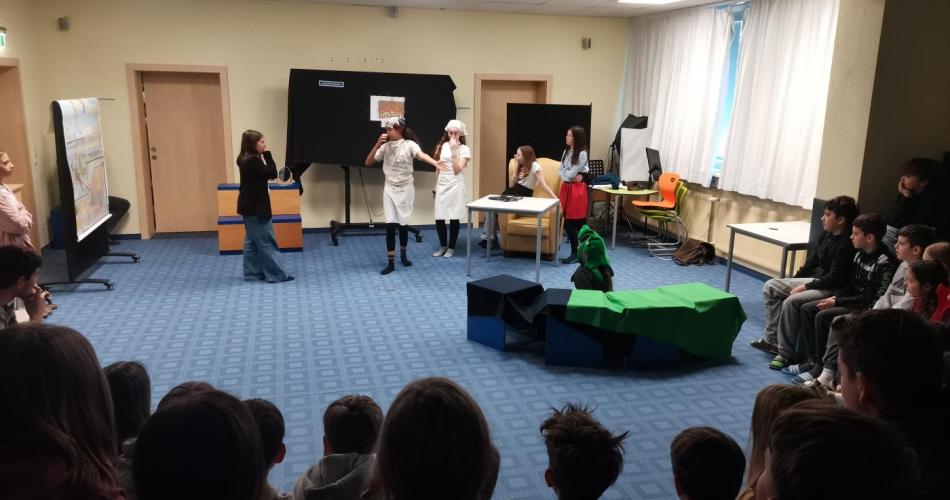 Schüler/innen spielen Theater