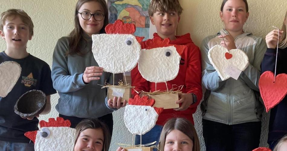 Die 2c machten aus Altpapier nicht nur Hennen, es wurden auch Herzen oder Schüsseln gemacht